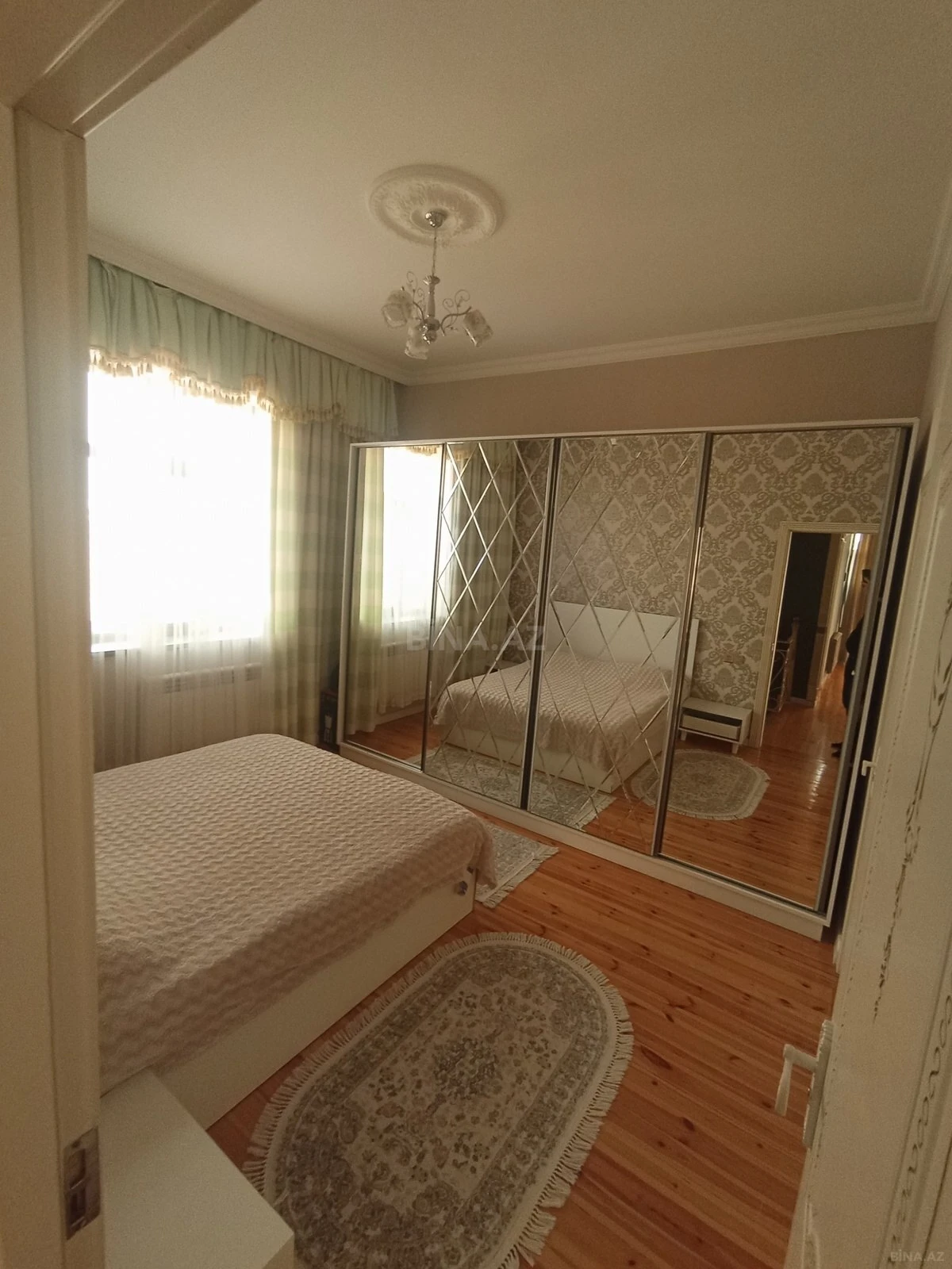 Satılır 6 otaqlı həyət evi 240 m²