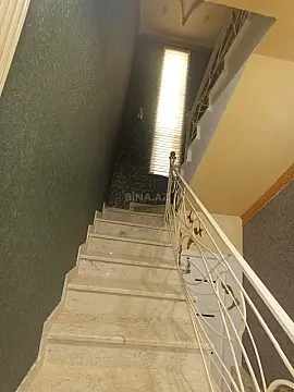 Satılır 6 otaqlı həyət evi 240 m²