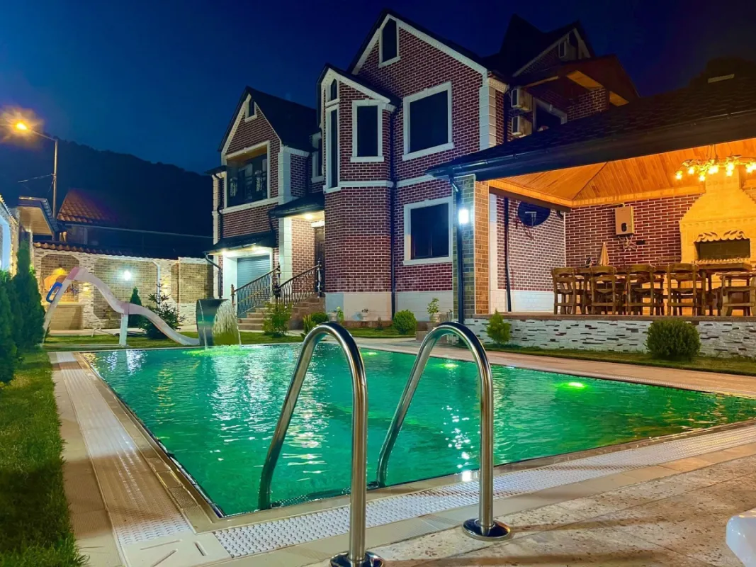 Satılır 7 otaqlı həyət evi 300 m²