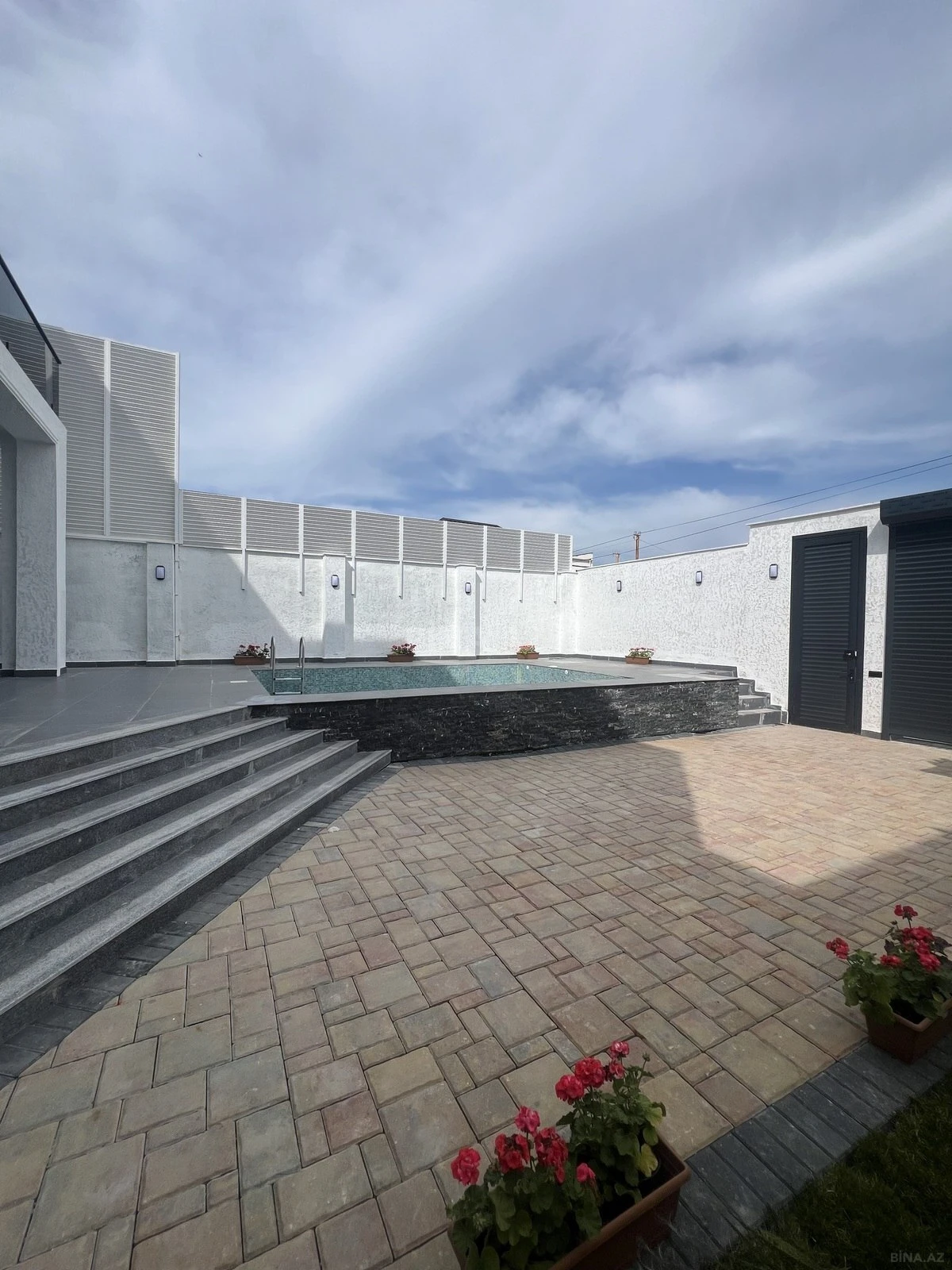 Satılır 5 otaqlı həyət evi 200 m²