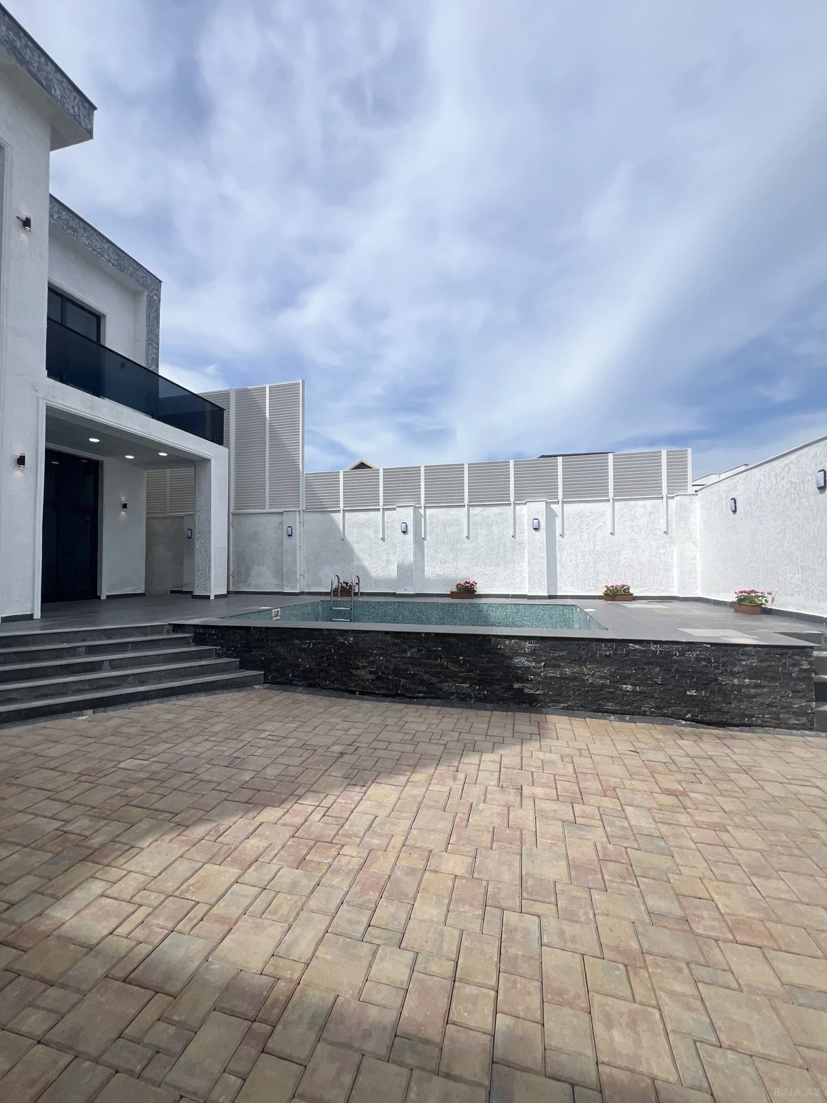 Satılır 5 otaqlı həyət evi 200 m²