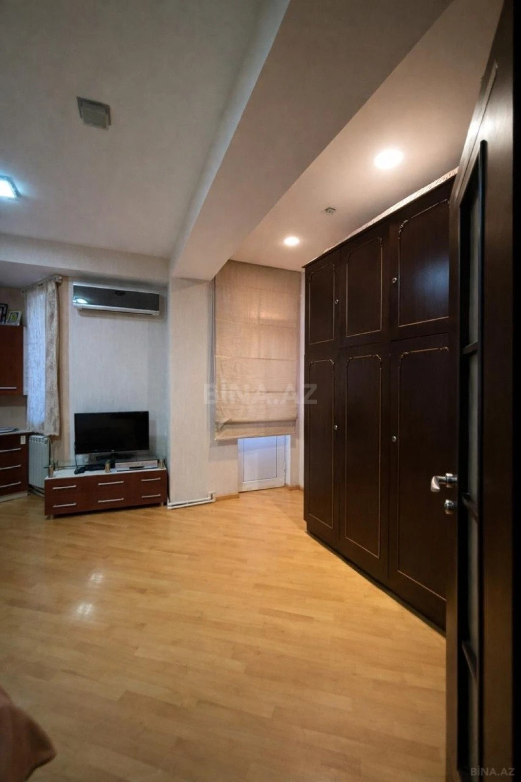 Satılır 4 otaqlı mənzil 155 m²