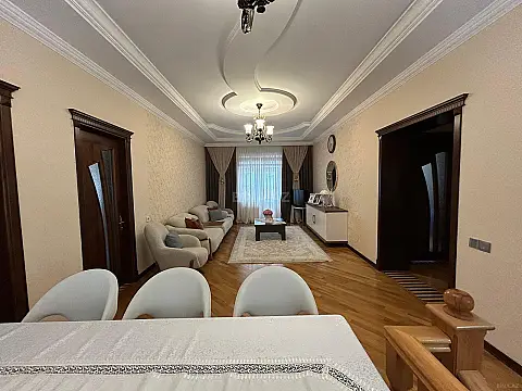 Satılır 6 otaqlı həyət evi 520 m²