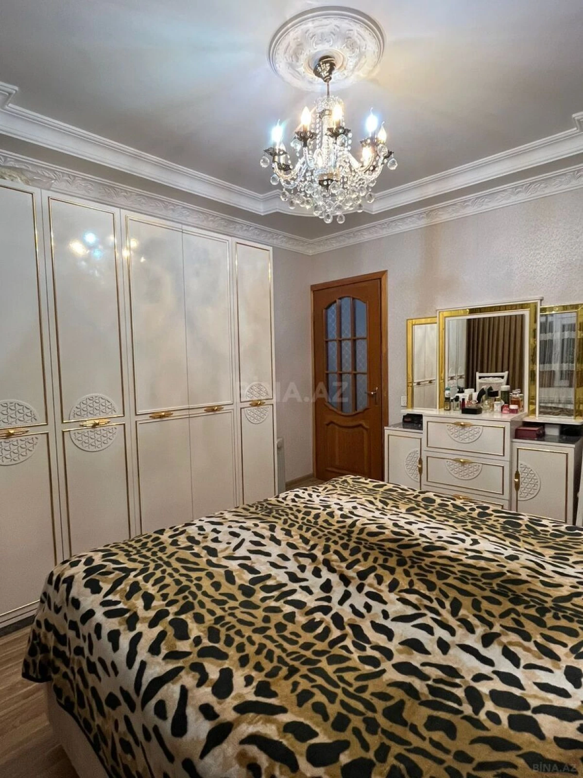 Satılır 4 otaqlı mənzil 100 m²