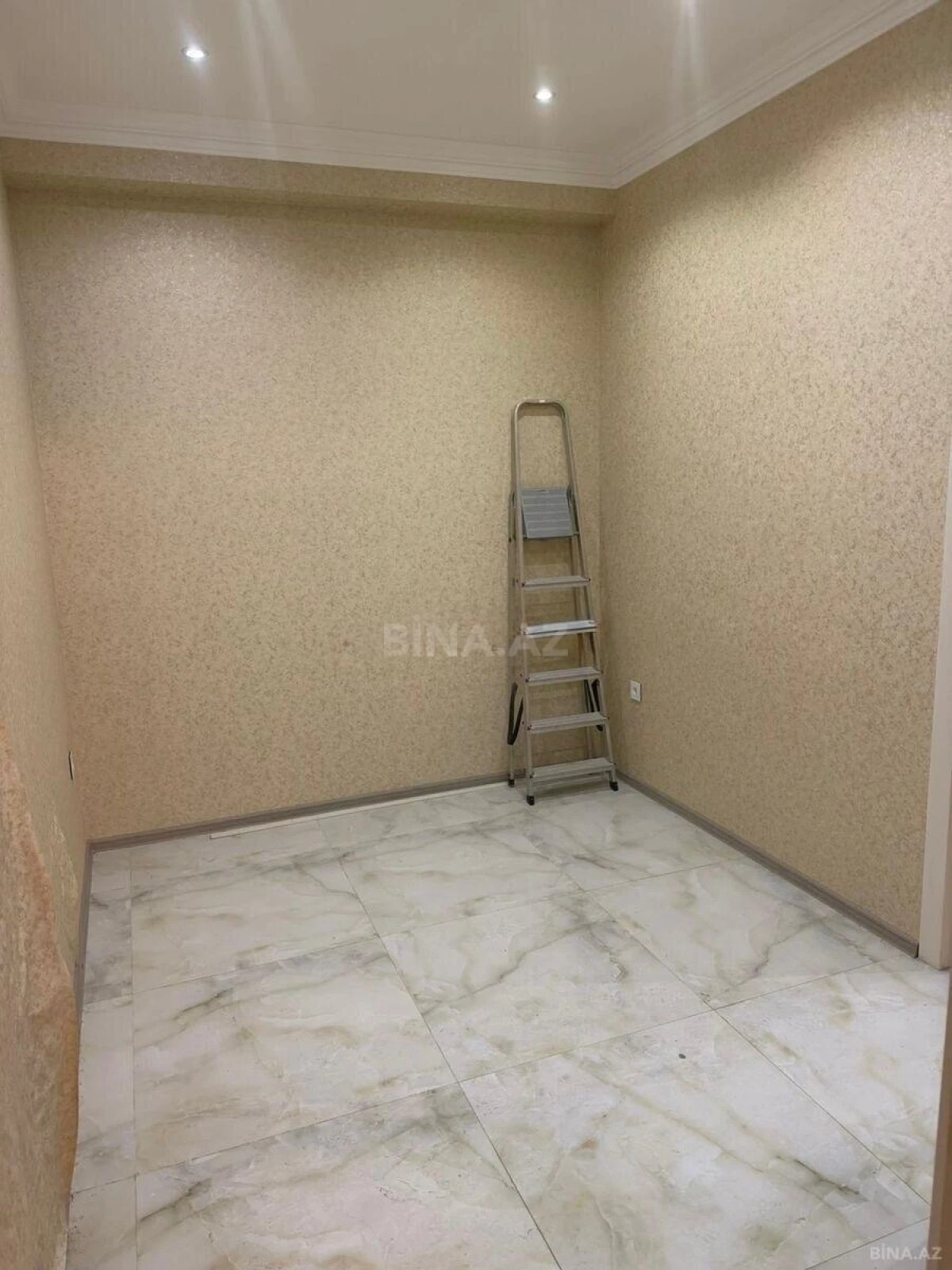 Satılır 4 otaqlı mənzil 191 m²