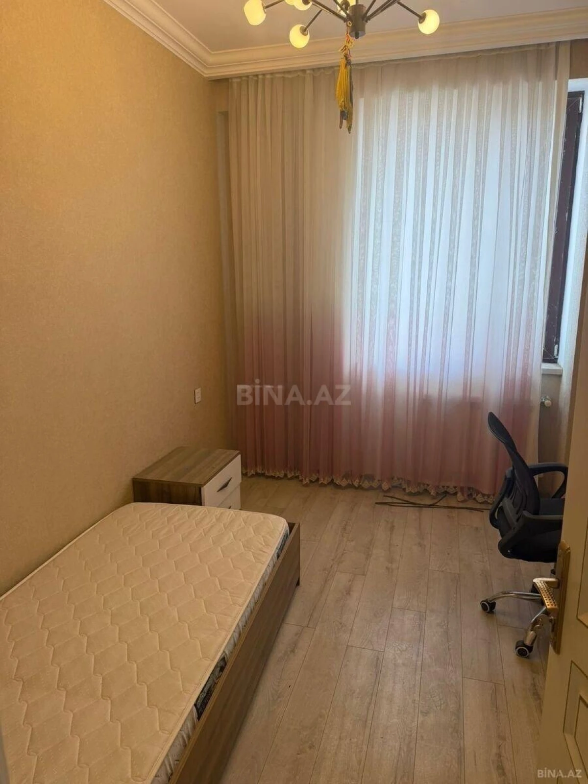 Satılır 4 otaqlı mənzil 191 m²