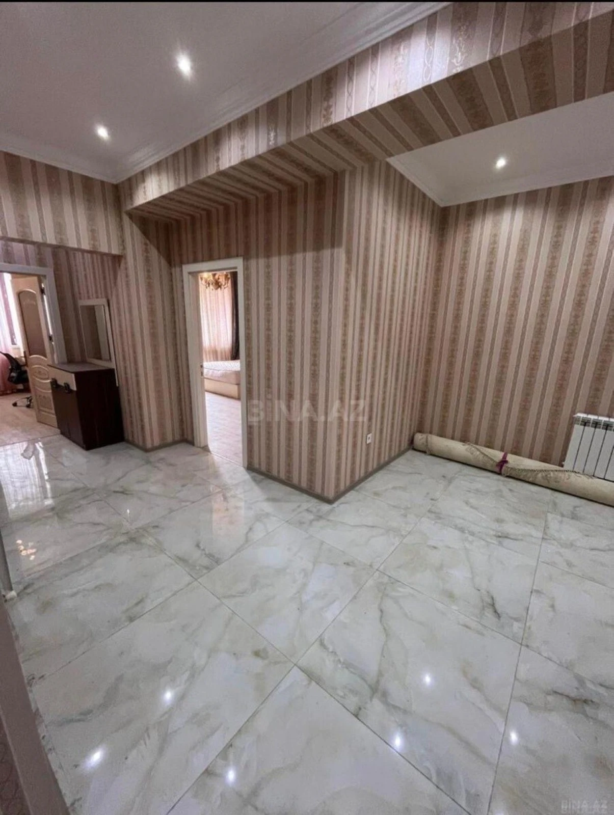 Satılır 4 otaqlı mənzil 191 m²