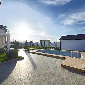 Satılır 6 otaqlı həyət evi 350 m²