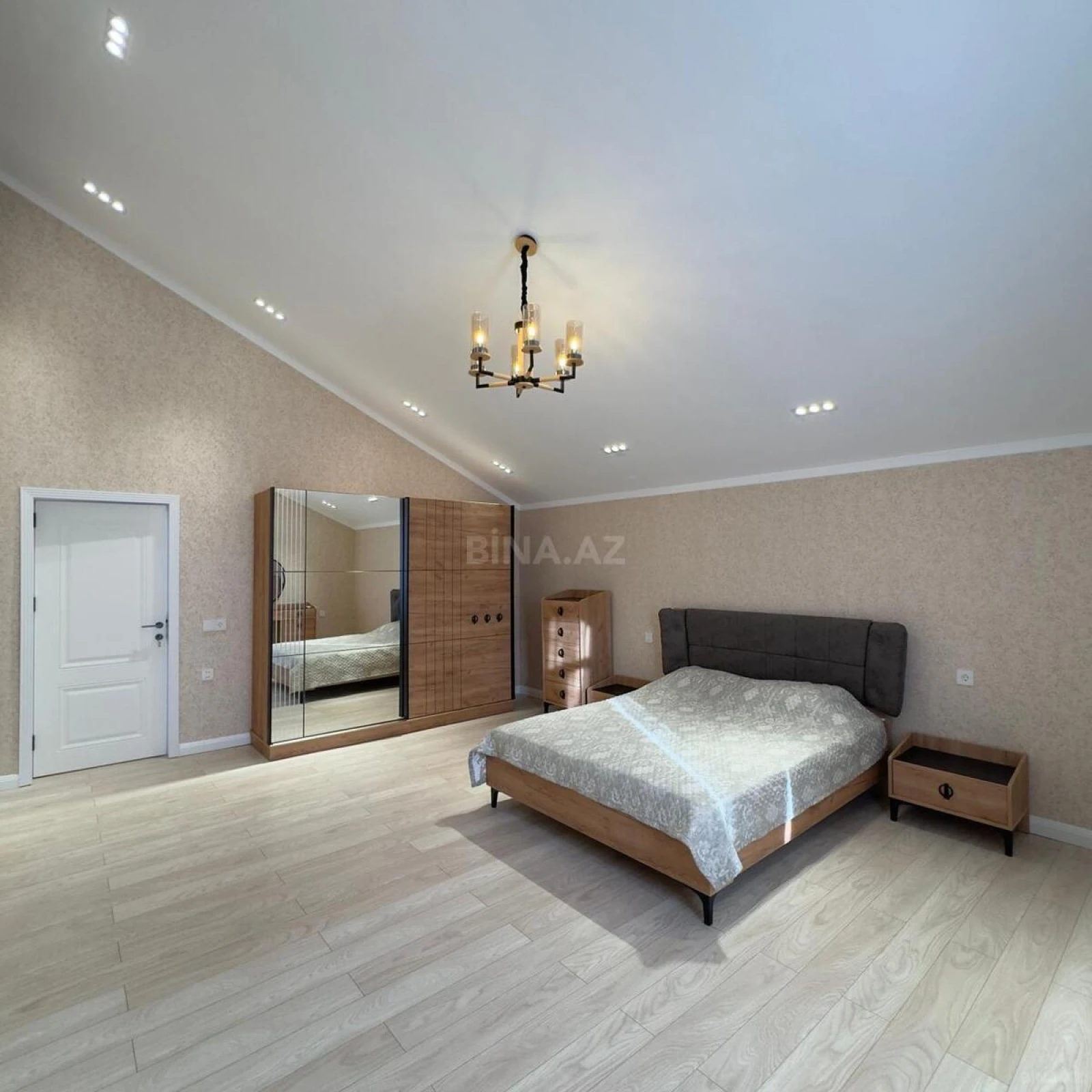 Satılır 6 otaqlı həyət evi 350 m²