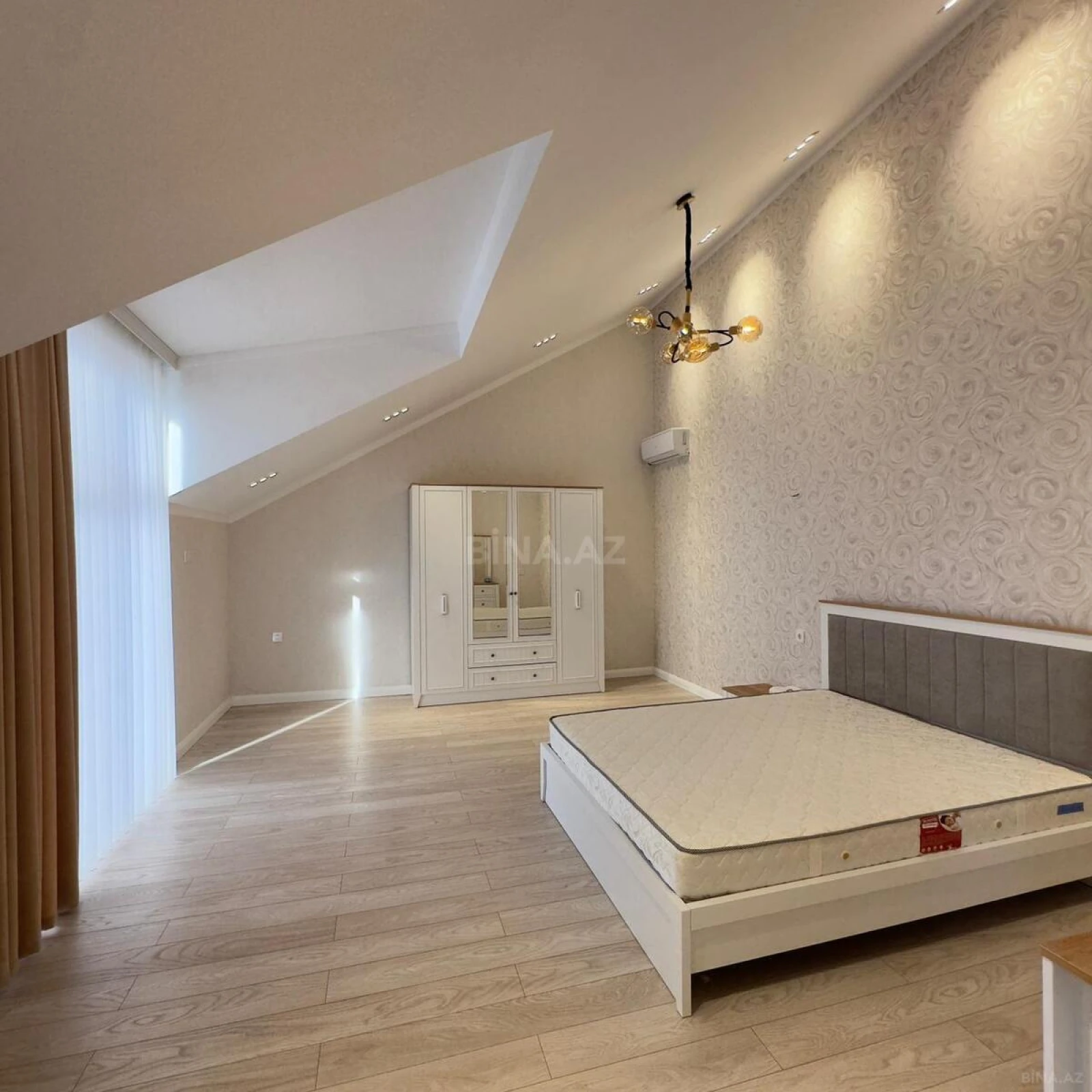 Satılır 6 otaqlı həyət evi 350 m²