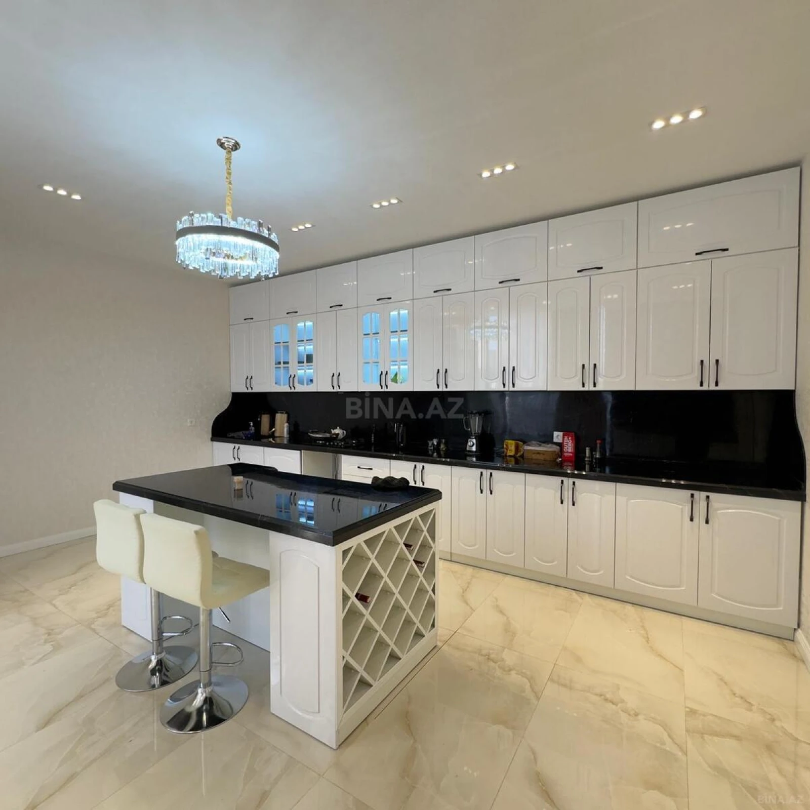 Satılır 6 otaqlı həyət evi 350 m²