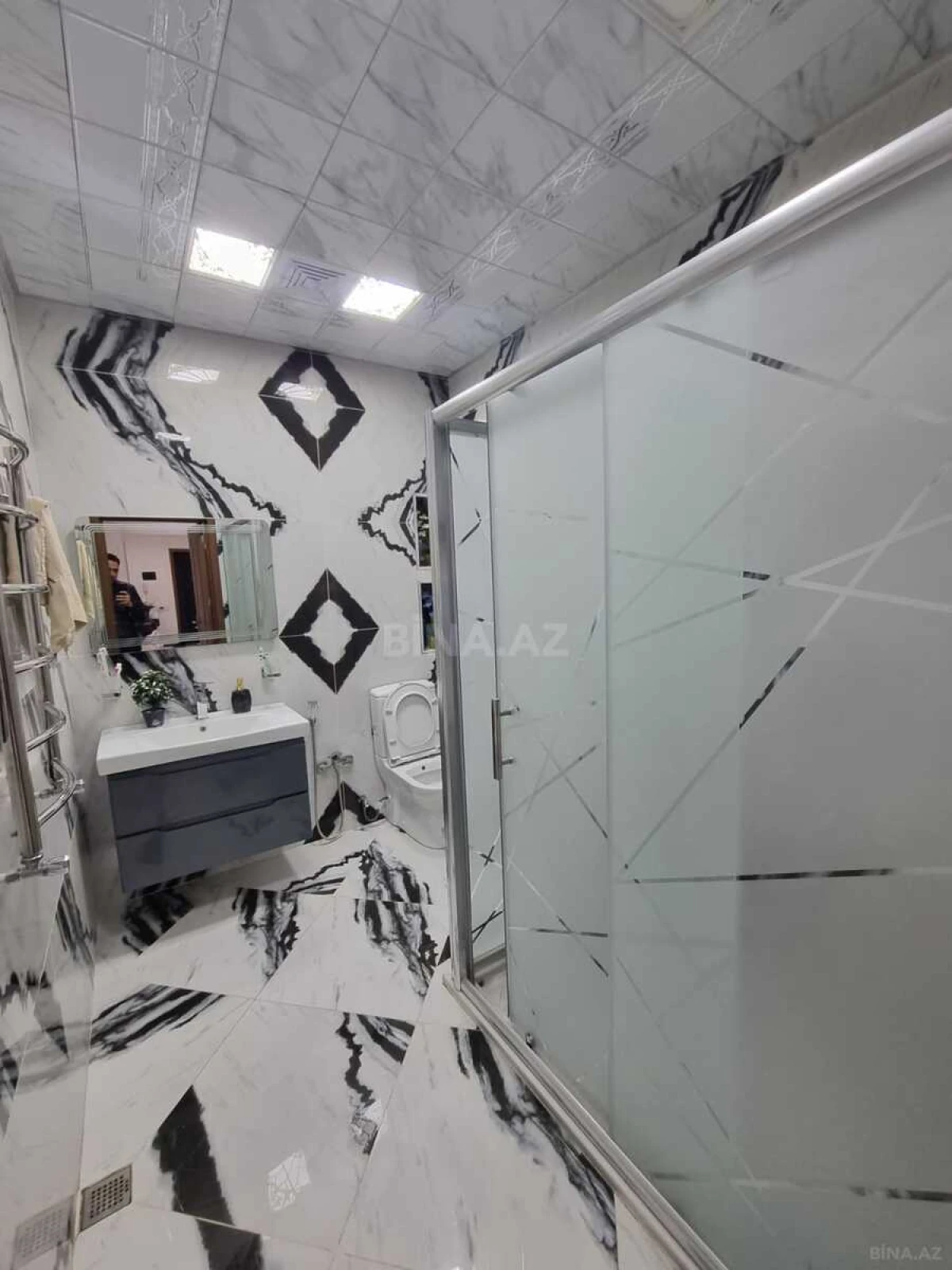 Kirayə verilir 2 otaqlı mənzil 105 m²