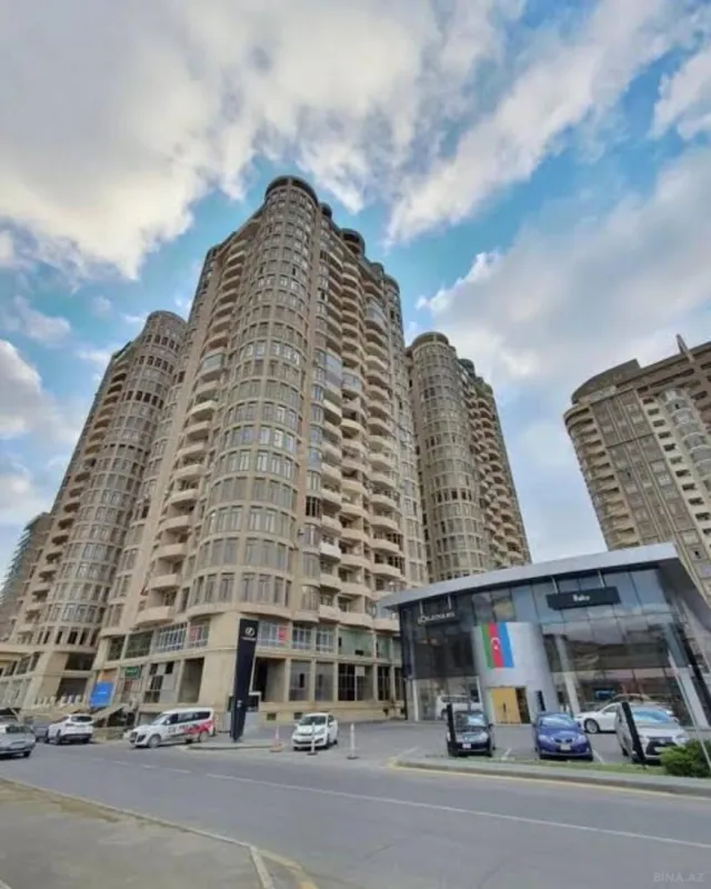 Satılır 4 otaqlı mənzil 192 m²