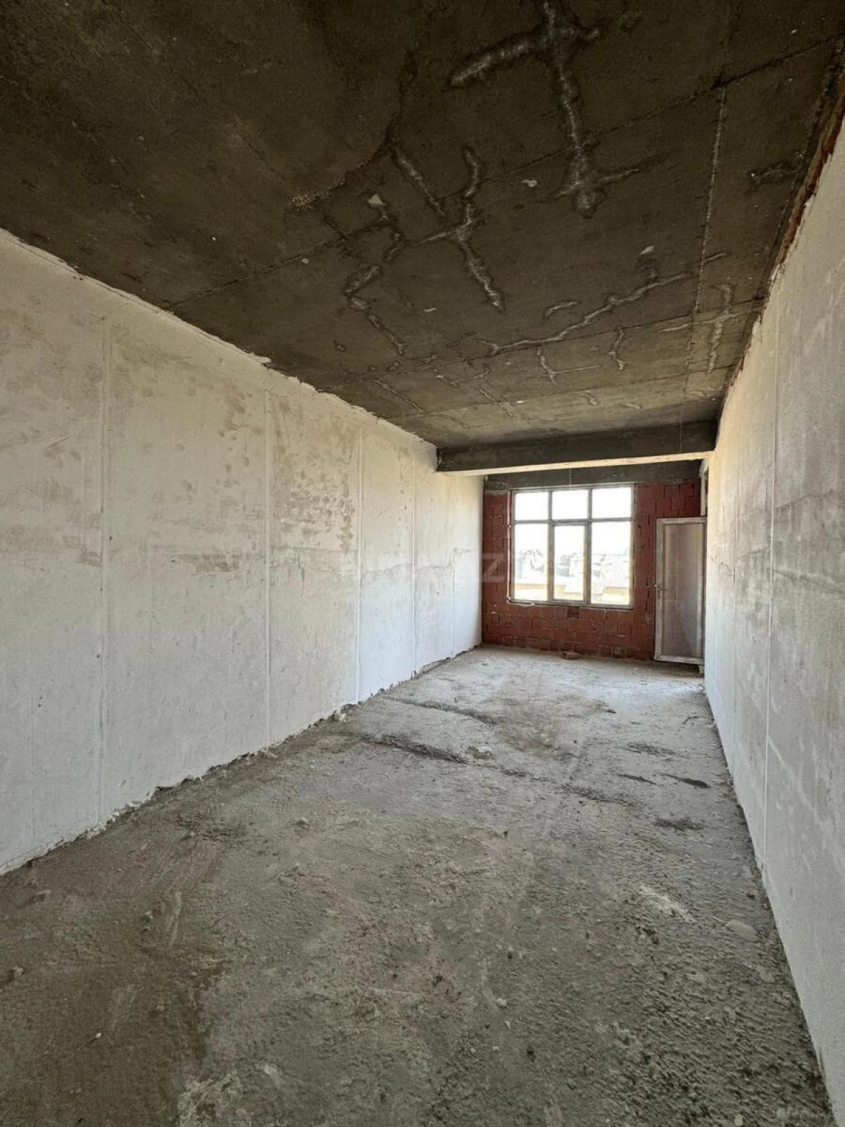 Satılır 4 otaqlı mənzil 180 m²