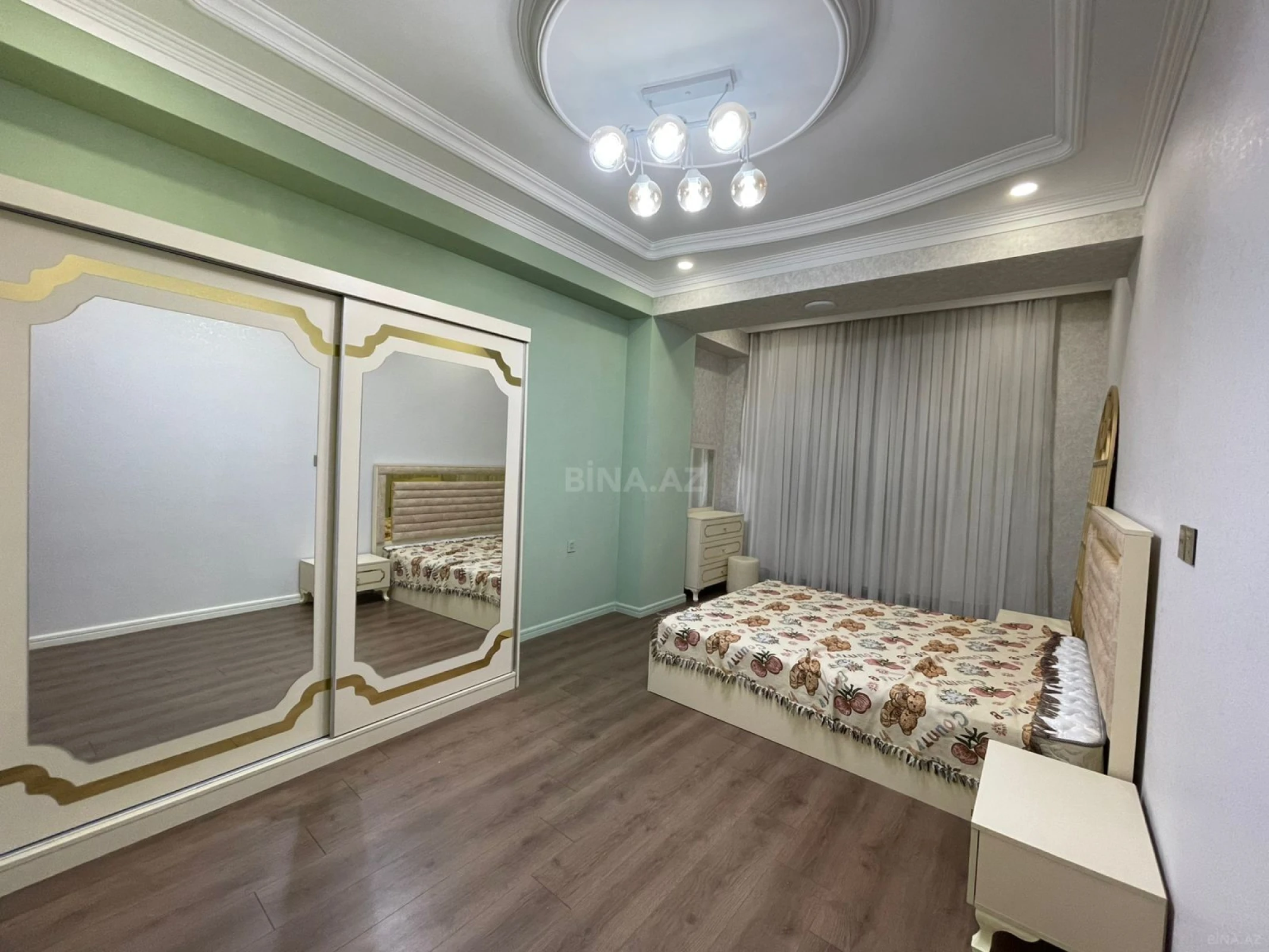 Satılır 3 otaqlı mənzil 140 m²