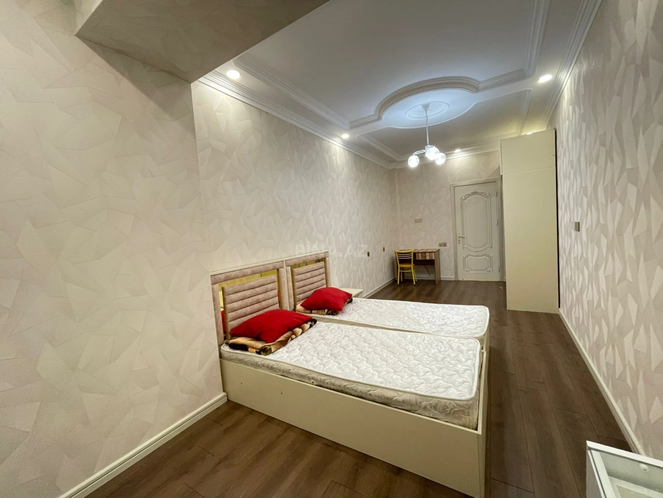 Satılır 3 otaqlı mənzil 140 m²