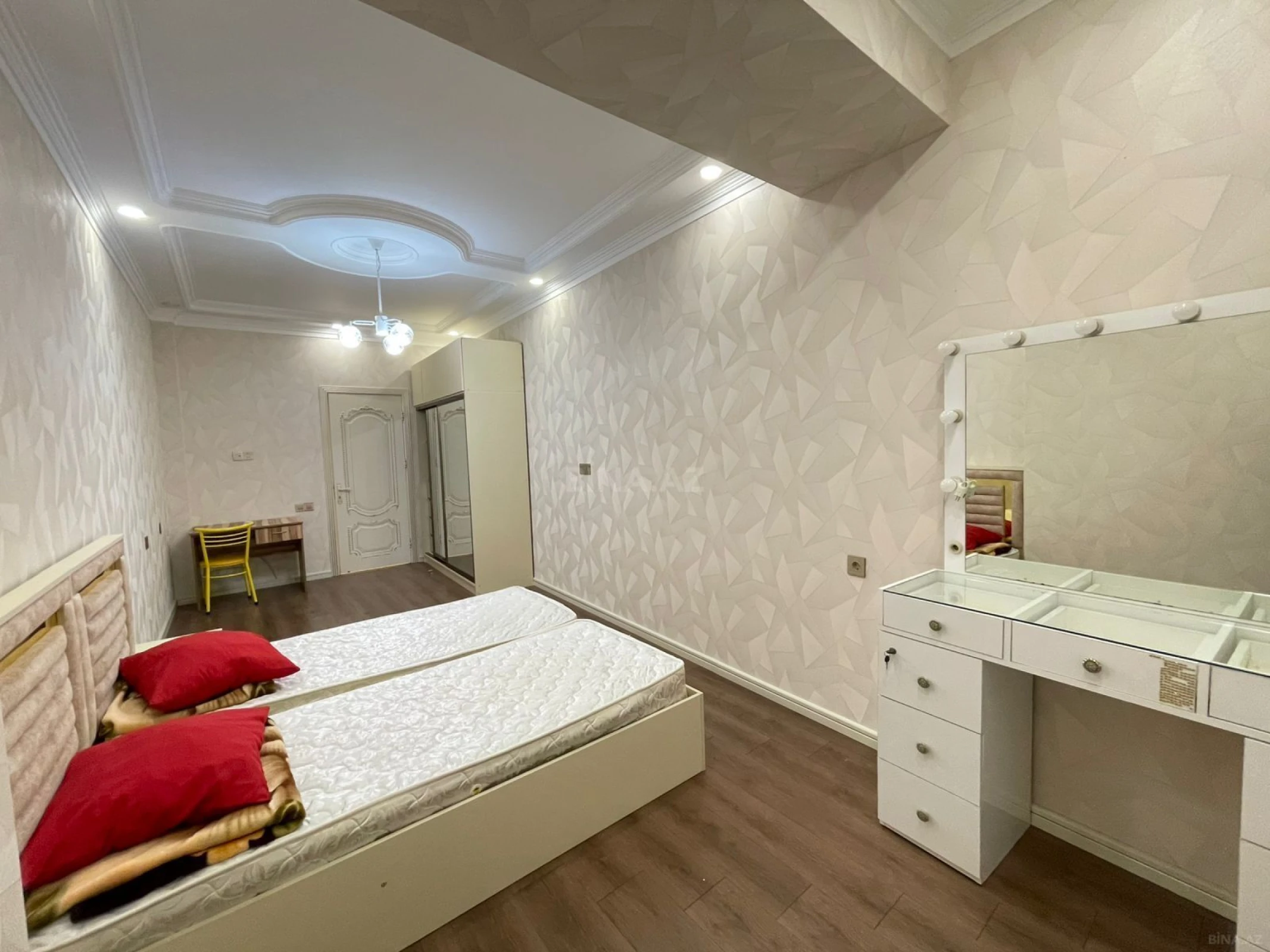 Satılır 3 otaqlı mənzil 140 m²
