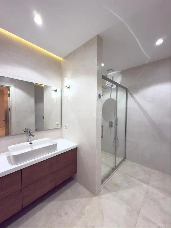Satılır 3 otaqlı mənzil 136.6 m²