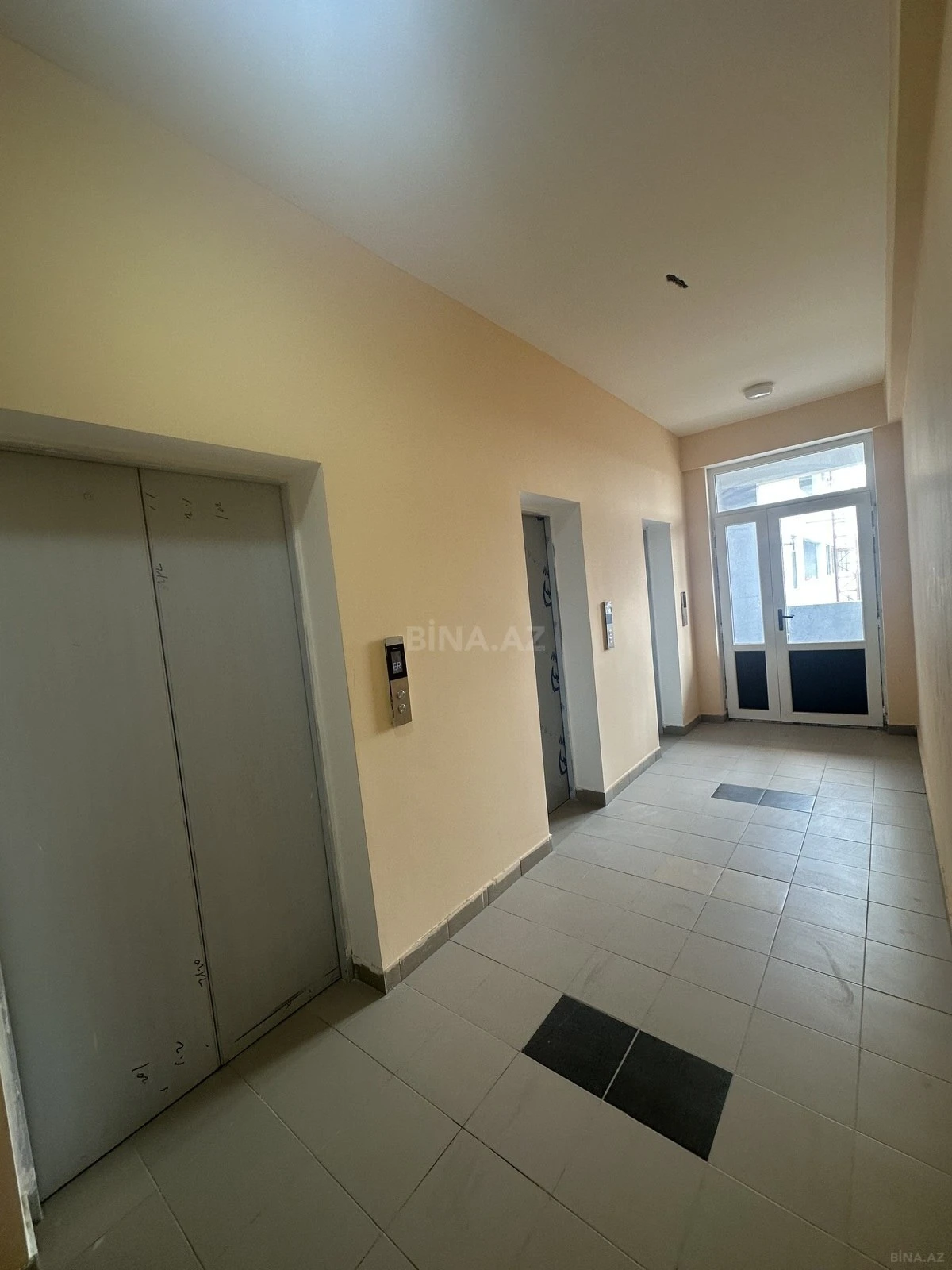 Satılır 2 otaqlı mənzil 111 m²