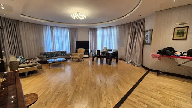 Satılır 4 otaqlı mənzil 225 m²
