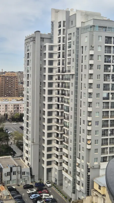 Satılır 4 otaqlı mənzil 225 m²