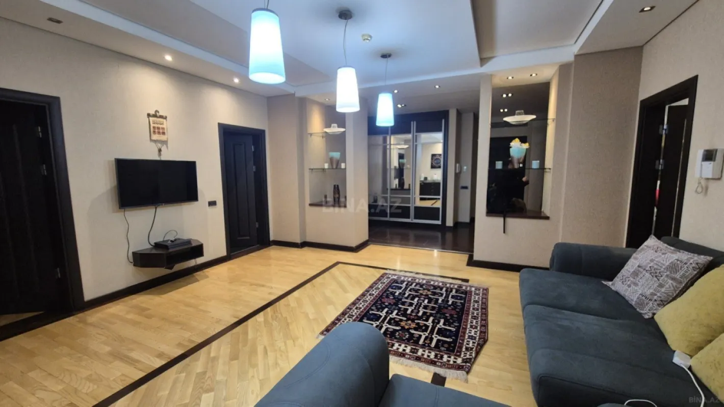 Satılır 4 otaqlı mənzil 225 m²