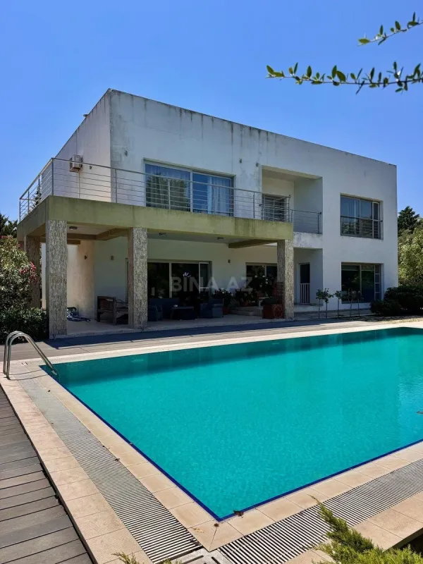 Satılır 10 otaqlı həyət evi 750 m²