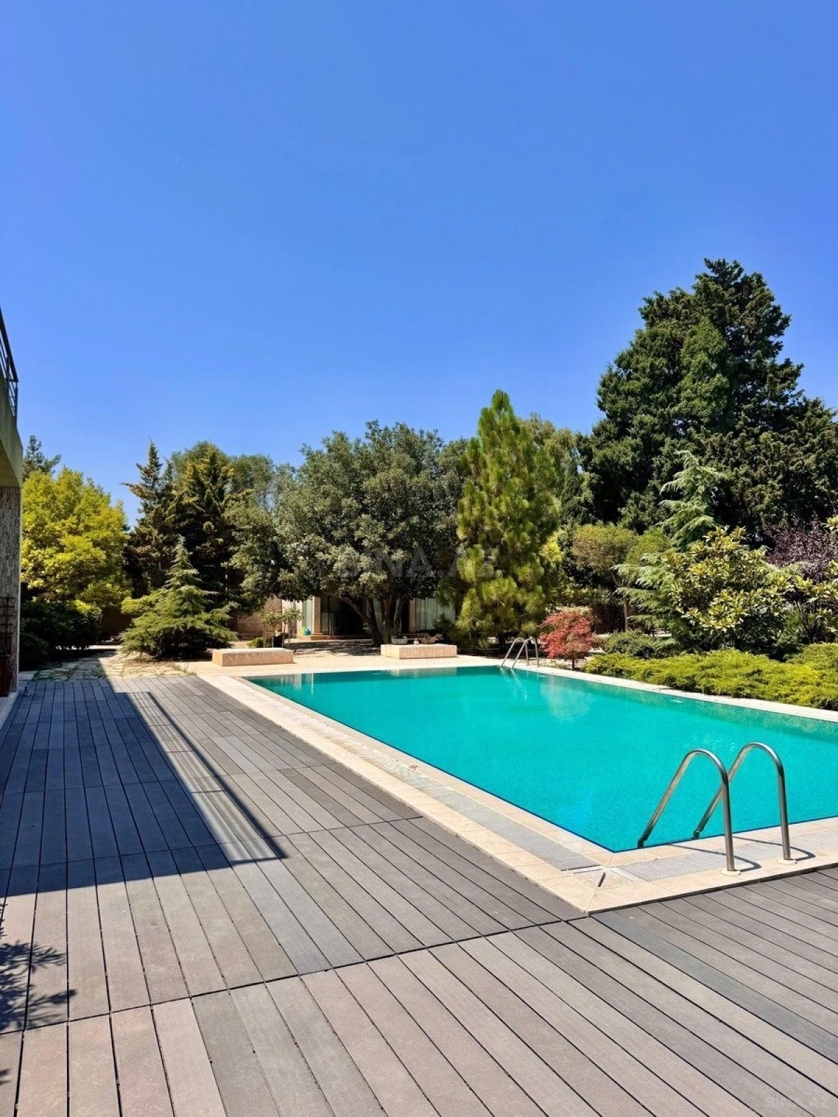 Satılır 10 otaqlı həyət evi 750 m²