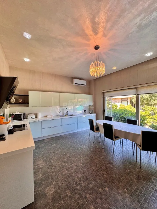 Satılır 10 otaqlı həyət evi 750 m²