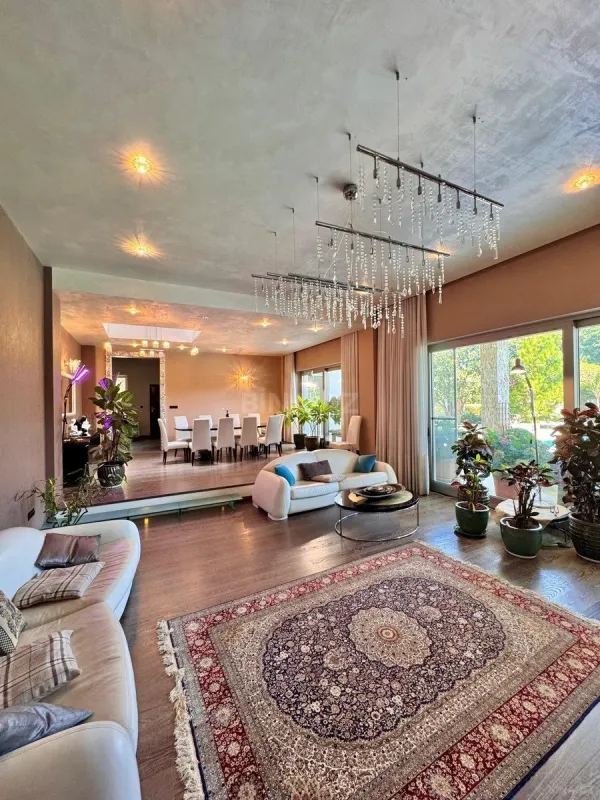 Satılır 10 otaqlı həyət evi 750 m²