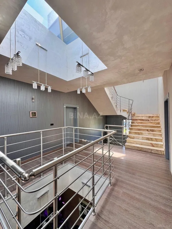 Satılır 10 otaqlı həyət evi 750 m²