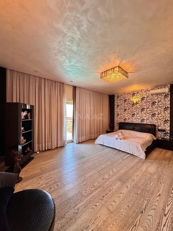 Satılır 10 otaqlı həyət evi 750 m²