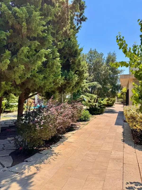 Satılır 10 otaqlı həyət evi 750 m²