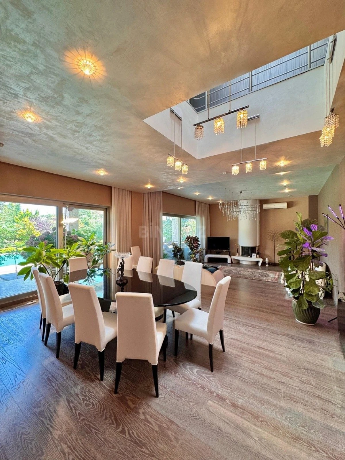 Satılır 10 otaqlı həyət evi 750 m²