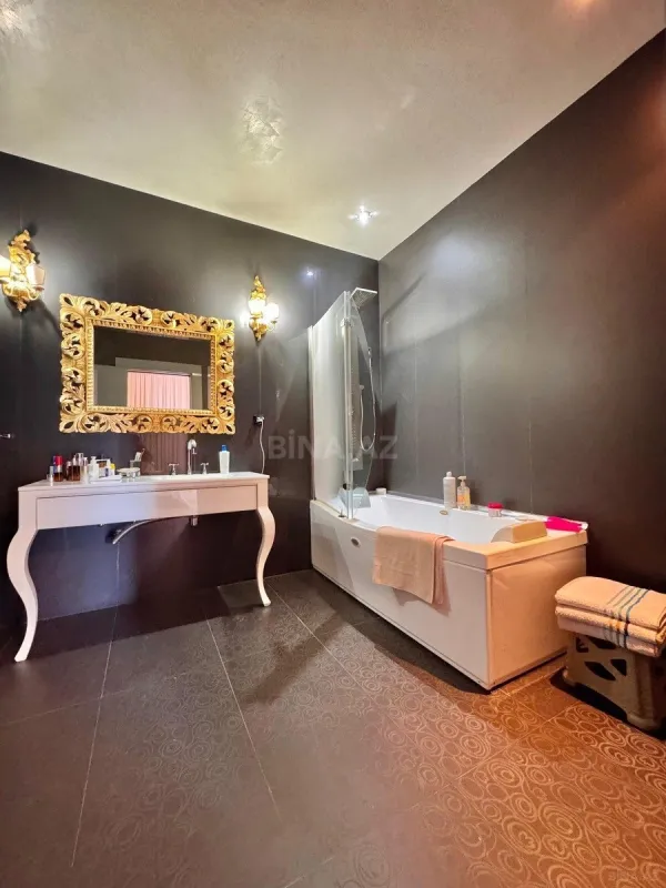 Satılır 10 otaqlı həyət evi 750 m²