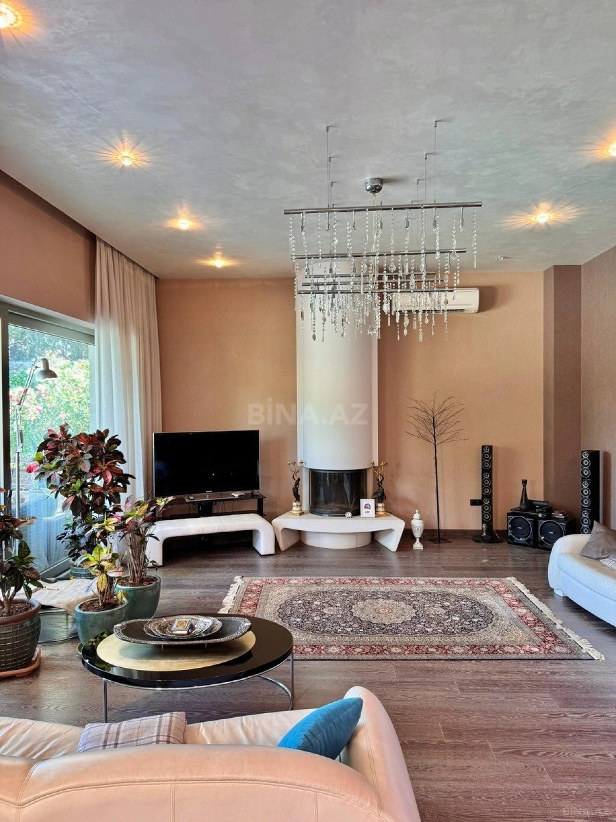 Satılır 10 otaqlı həyət evi 750 m²