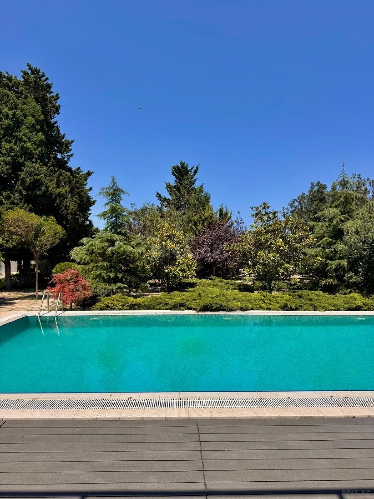 Satılır 10 otaqlı həyət evi 750 m²