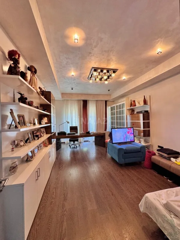 Satılır 10 otaqlı həyət evi 750 m²