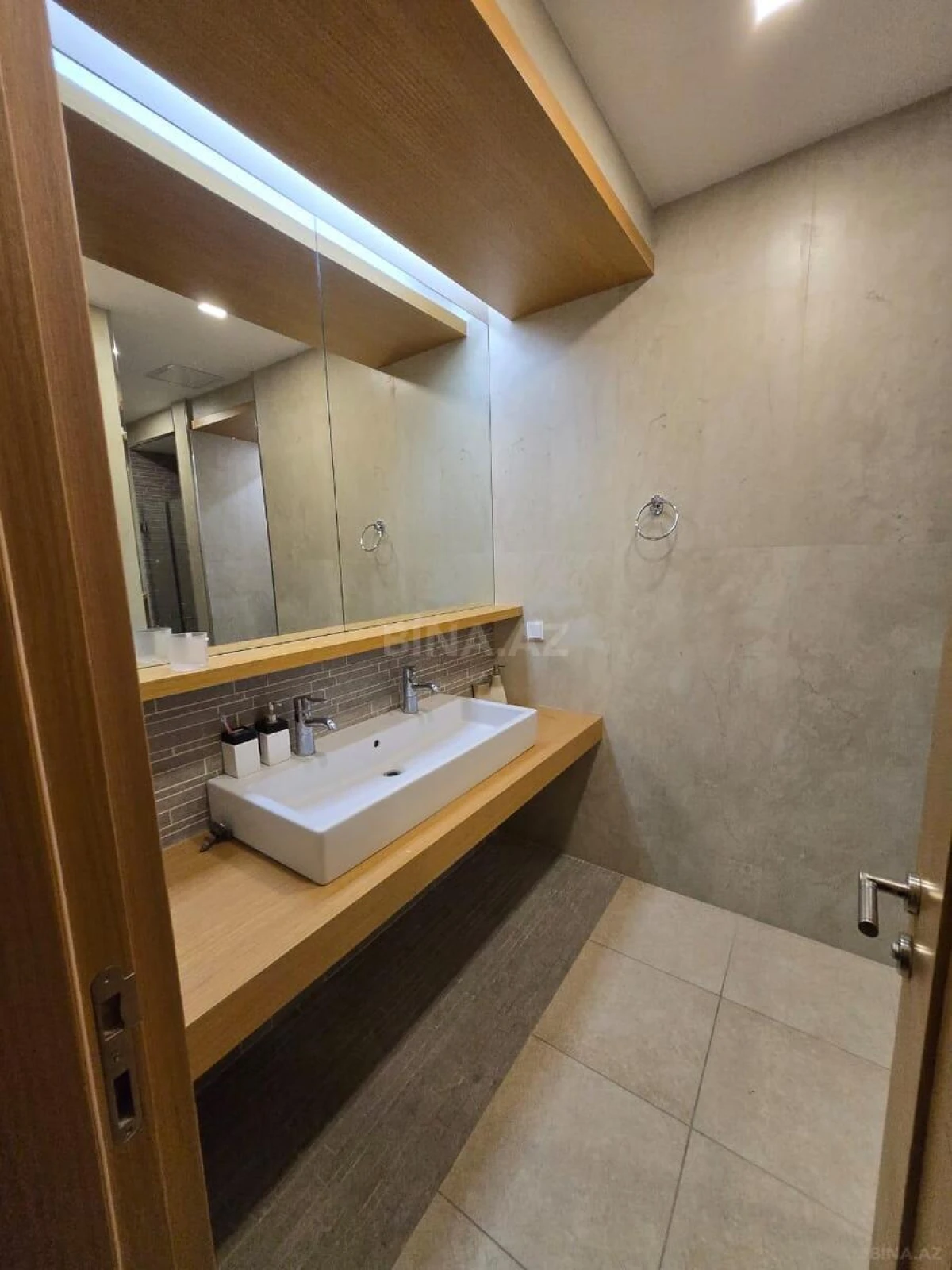Kirayə verilir 3 otaqlı mənzil 270 m²