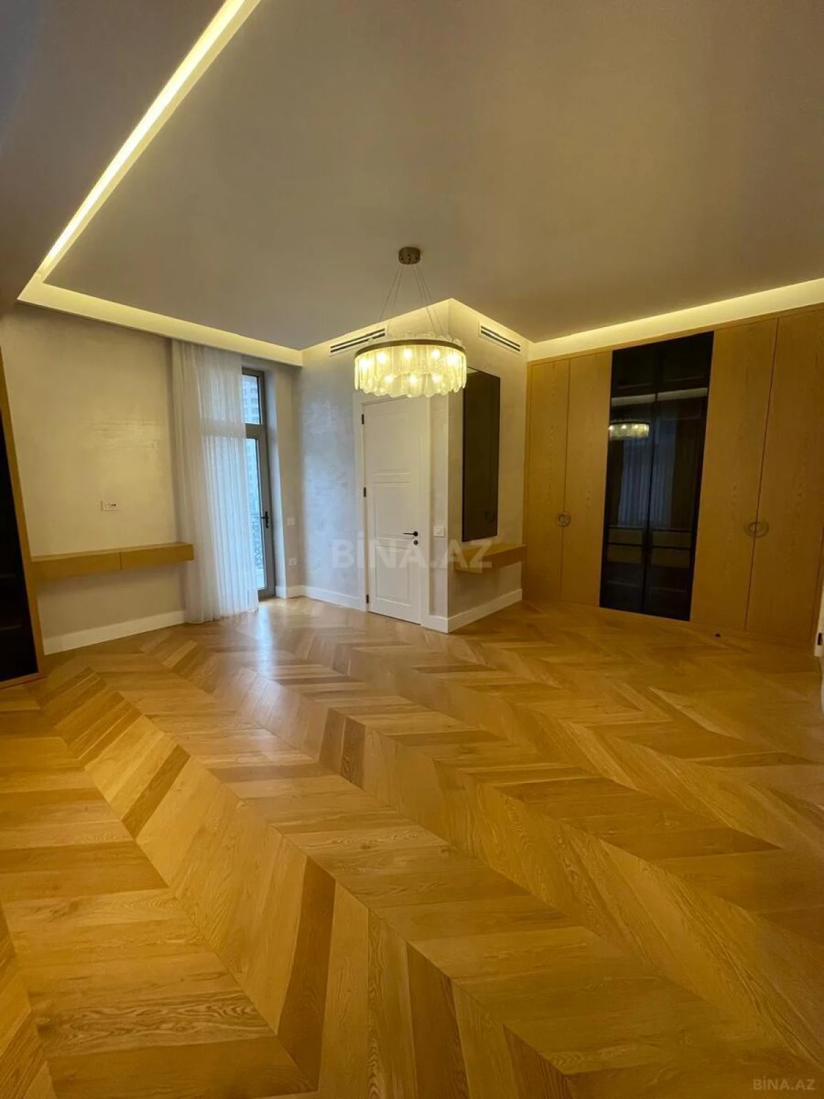 Satılır 4 otaqlı mənzil 220 m²