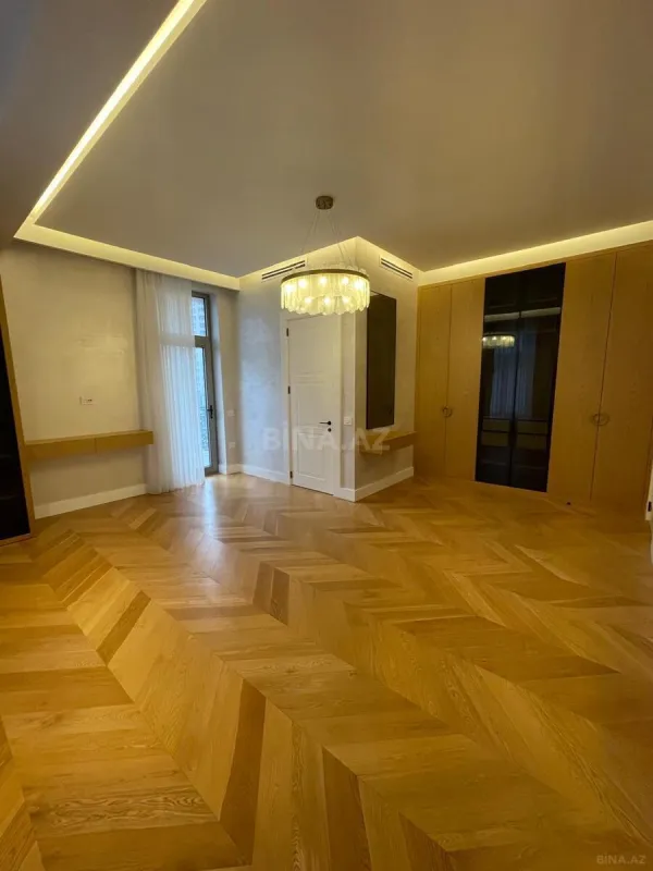 Satılır 4 otaqlı mənzil 220 m²
