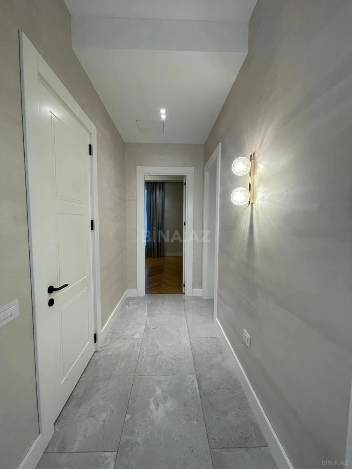 Satılır 4 otaqlı mənzil 220 m²