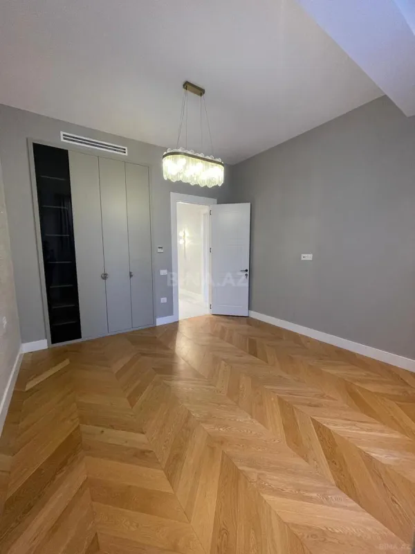 Satılır 4 otaqlı mənzil 220 m²