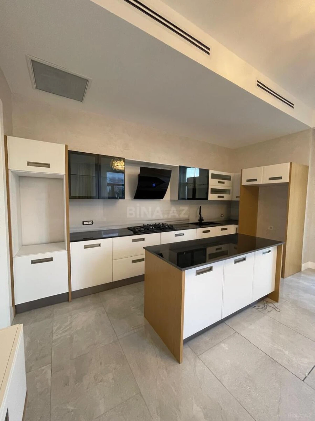 Satılır 4 otaqlı mənzil 220 m²