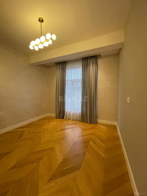 Satılır 4 otaqlı mənzil 220 m²