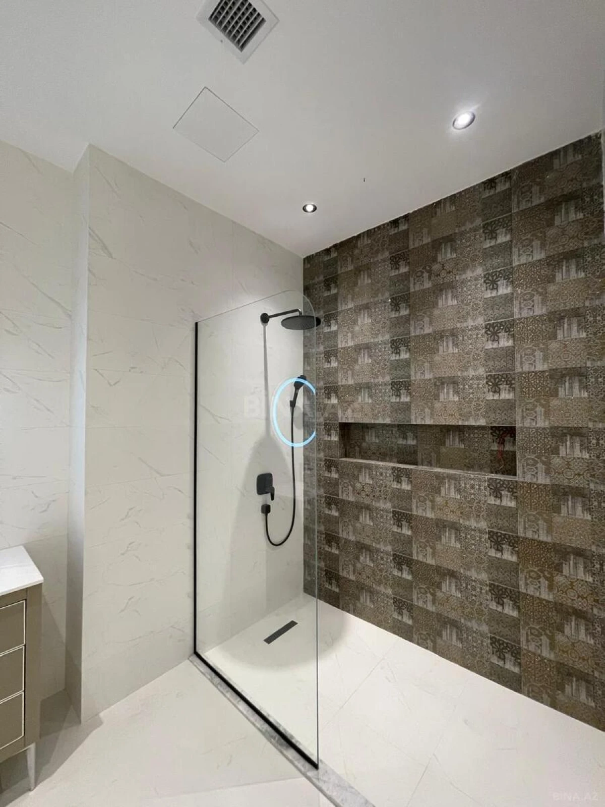 Satılır 4 otaqlı mənzil 220 m²