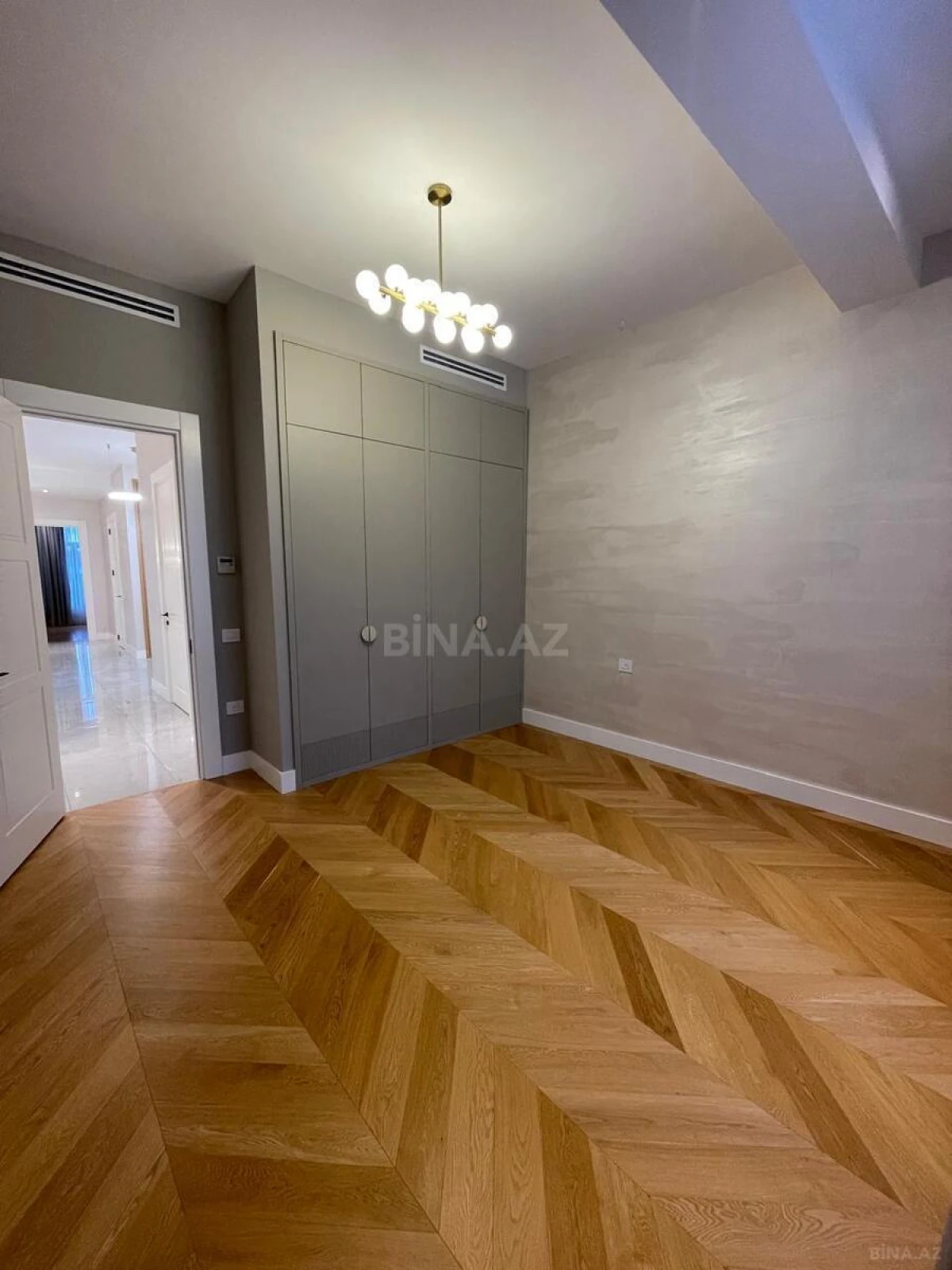 Satılır 4 otaqlı mənzil 220 m²
