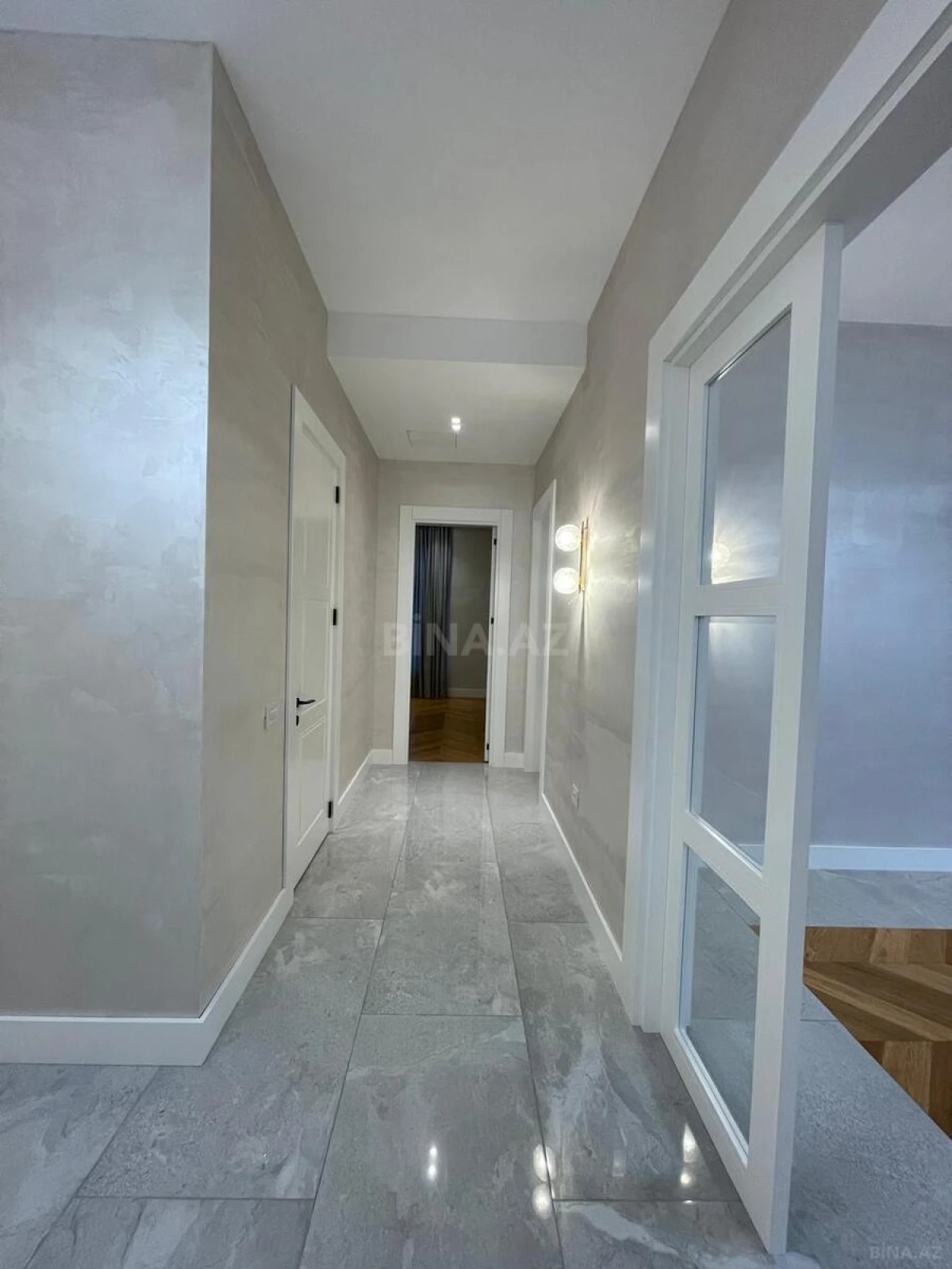 Satılır 4 otaqlı mənzil 220 m²