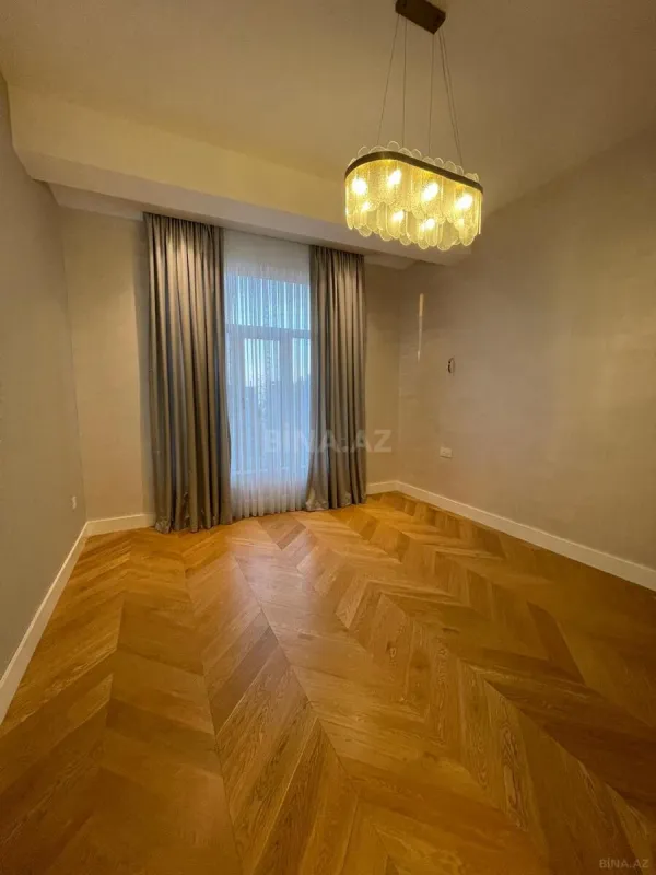 Satılır 4 otaqlı mənzil 220 m²