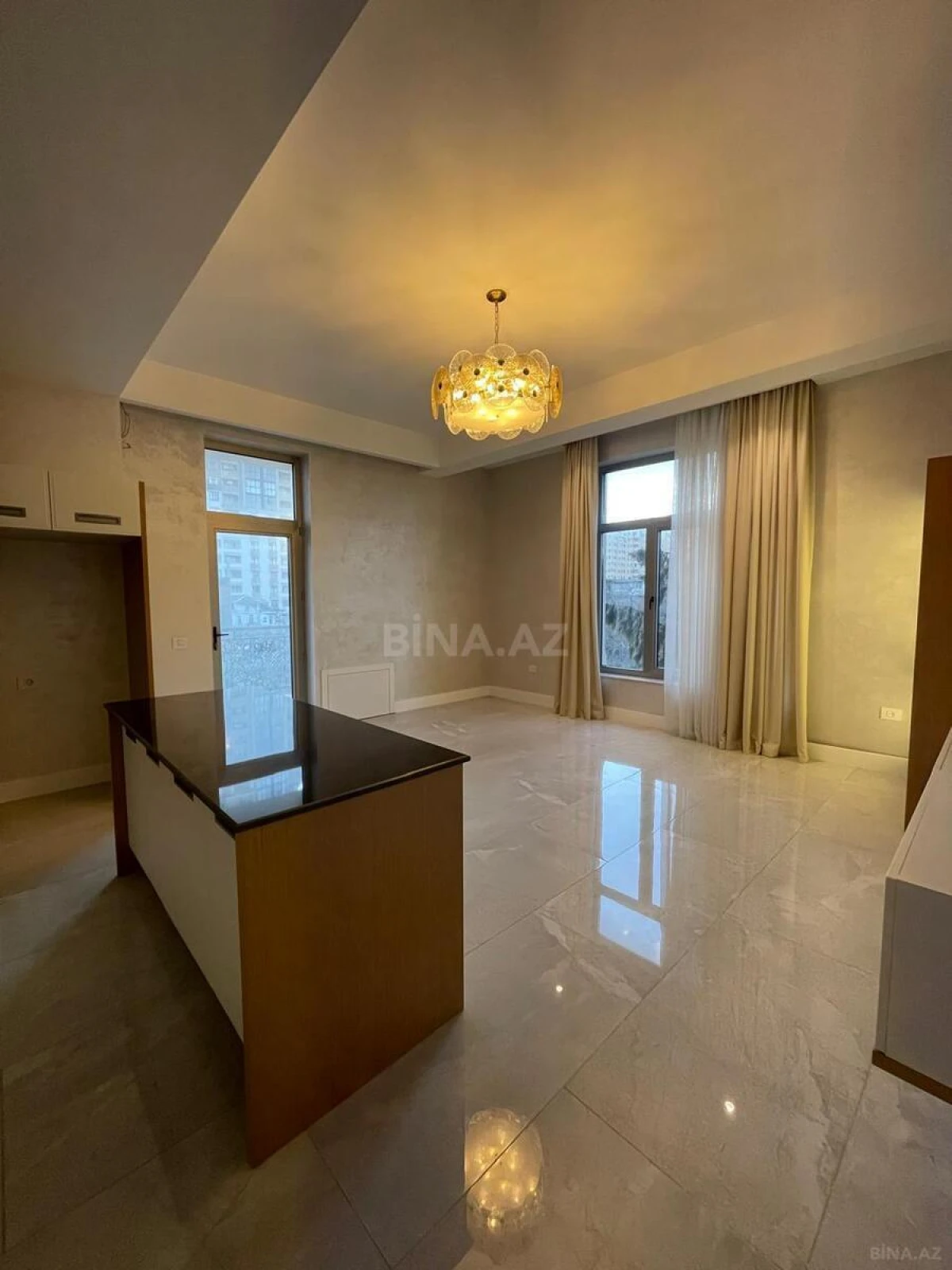 Satılır 4 otaqlı mənzil 220 m²